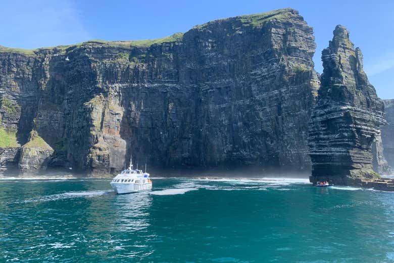 El barco navegando por Moher